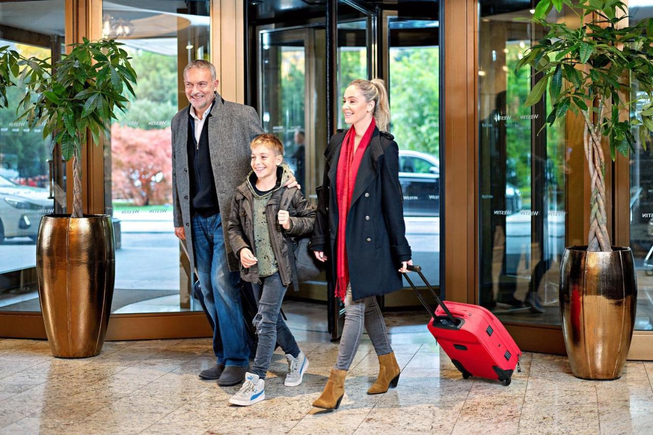 威斯汀泽格布酒店 萨格勒布 外观 照片 Family at the entrance of a hotel