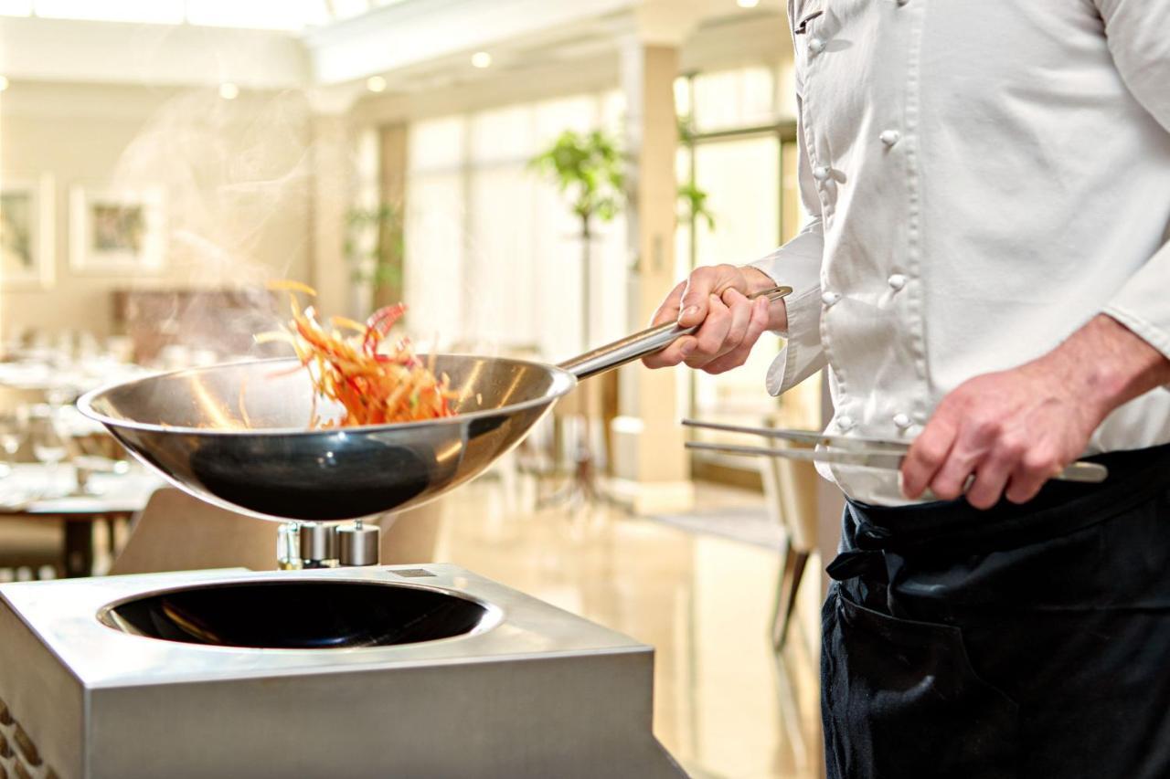 威斯汀泽格布酒店 萨格勒布 外观 照片 A wok being used in a restaurant