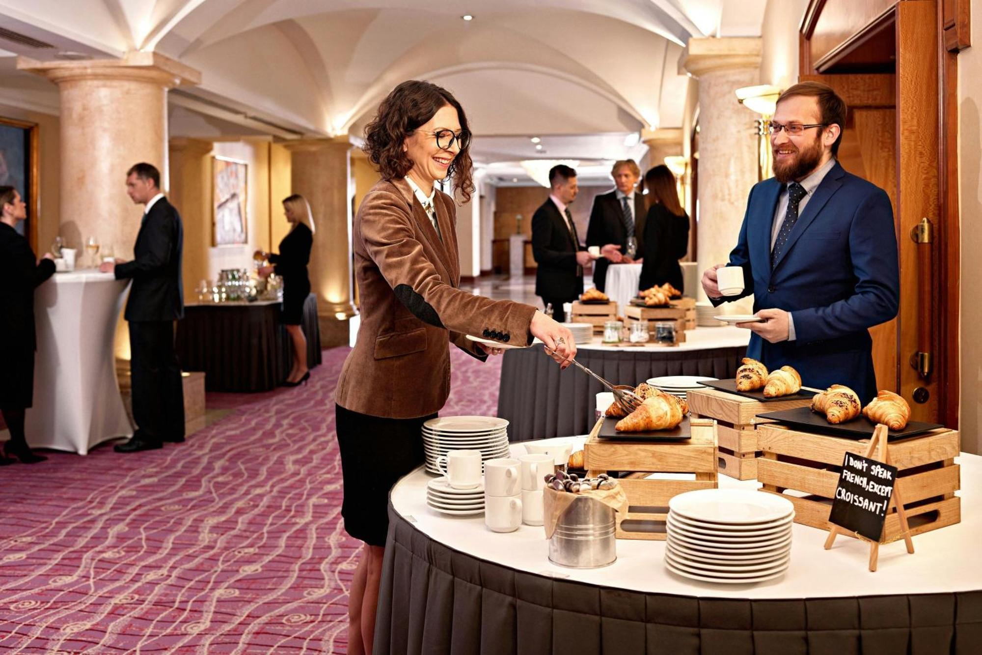 威斯汀泽格布酒店 萨格勒布 外观 照片 A buffet at a hotel