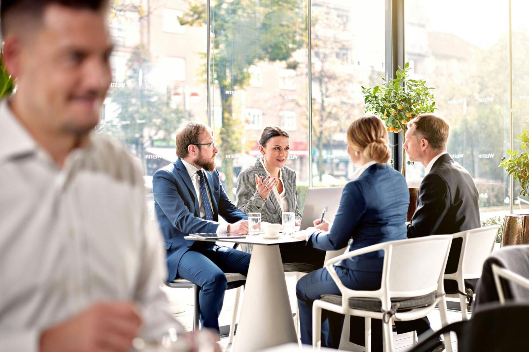 威斯汀泽格布酒店 萨格勒布 外观 照片 Businesspeople in a meeting